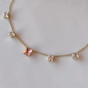 792550_17cf8d5178cb49c085b38a2f83ea32c8mv2.webp Colar Quadrado Grande Rosa e Cristal - CL079