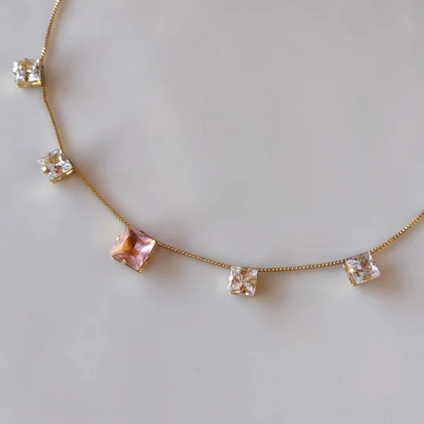 792550_17cf8d5178cb49c085b38a2f83ea32c8mv2.webp Colar Quadrado Grande Rosa e Cristal - CL079