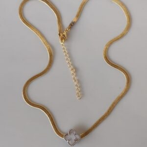 Colar de Fita Trevo Branco Perolado - CL209