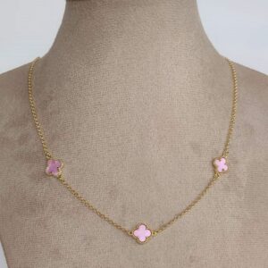 792550_1c813f5d7aa6494bbf2b4cc1c361a64fmv2.jpg Colar Três Trevos Rosa Bebê - CL194