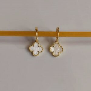 792550_4df9defd88514f769bc3706345b97c81mv2.jpg Brinco Tranqueta Trevo Branco Perolado - BD127