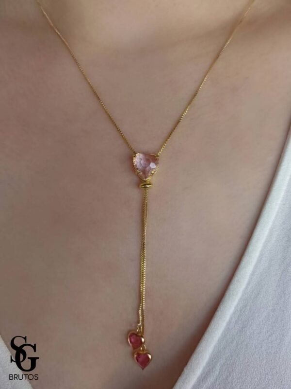 792550_5262354f880049f8a2b84cf1e5ba7c25mv2.jpg Colar Gravatinha Coração Rosa - CL033