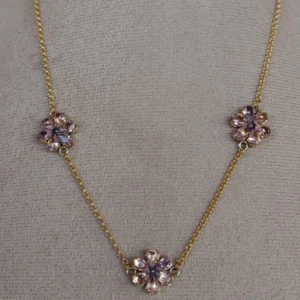 792550_553f2a92481e4c5cb51d4a8e88f3ed44mv2.webp Colar Três Flores Rosa Claro - CL140