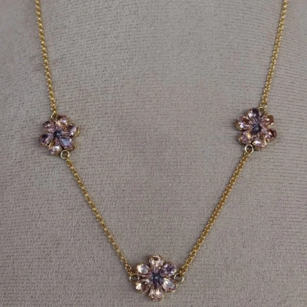 Colar Três Flores Rosa Claro - CL140