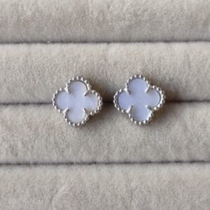 792550_791710d35c7e41fc929b6a32c876bebfmv2.jpg Brinco de Trevo Branco - BD136