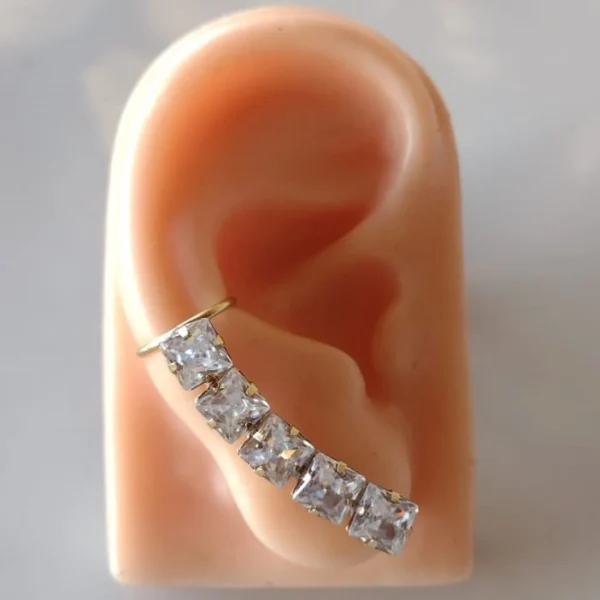 792550_7f2326f137cf48d28ff7a9cc4802779amv2.webp Ear Cuff Zircônias Quadradas Cristal - EC034