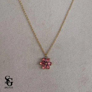 792550_92bfc0377d194276bd689238dc447d80mv2.webp Colar com Flor Zircônia Fucshia - CL090