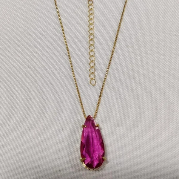 792550_93f402a19c6a44cca29172ea23f6c6b6mv2.webp Colar de Zircônia em Gota Fucsia - CL050
