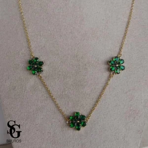 792550_a305e3936224415a92c91696e8b61fcbmv2.webp Colar Três Flores Zircônia Verde Esmeralda - CL093