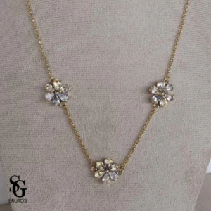 792550_a8a9cbe936b7468480aee7d41bf95bd9mv2.webp Colar Três Flores Zircônia Cristal - CL096