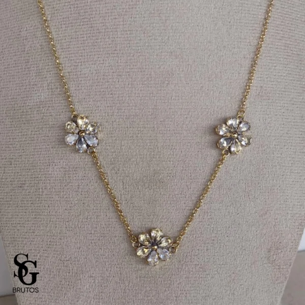 792550_a8a9cbe936b7468480aee7d41bf95bd9mv2.webp Colar Três Flores Zircônia Cristal - CL096
