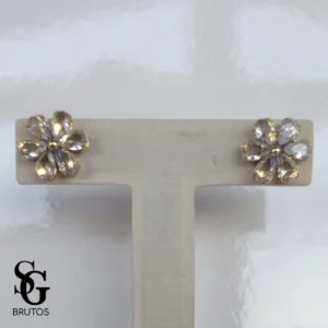 792550_c1d7f847f76b46c082fce40417d3f638mv2.webp Brinco Flor Zircônia Cristal - BD067