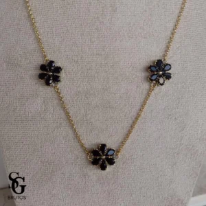 792550_d6eda15ff218458b9f0cda4604a3dfe6mv2.webp Colar Três Flores Zircônia Preta - CL095
