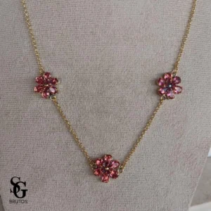 792550_df0bcc3b52844028a46059a929bb2a63mv2.webp Colar Três Flores Zircônia Fucshia - CL094