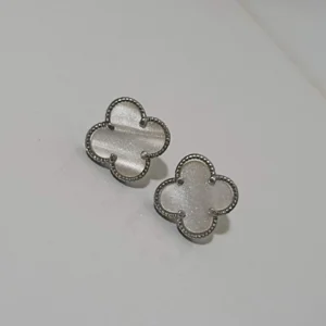 792550_e21629b4cfae400ca5224e445a120dd1mv2.webp Brinco Trevo Branco Perolado Pino - BD118