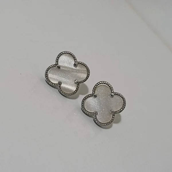 792550_e21629b4cfae400ca5224e445a120dd1mv2.webp Brinco Trevo Branco Perolado Pino - BD118