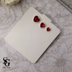 792550_e912a39025c644a283bcb0b22f1d5f3cmv2.jpg Trio Zircônias Coração Siam (vermelho) - TR019