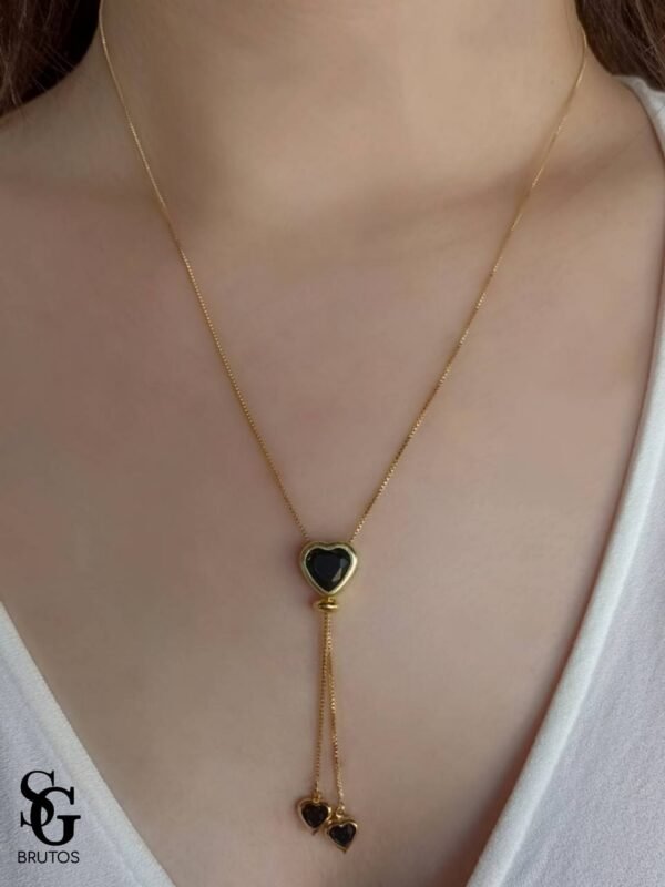 792550_f67437a8c038447ab57e8ecf64a58895mv2.jpg Colar Gravatinha Coração Preto - CL034